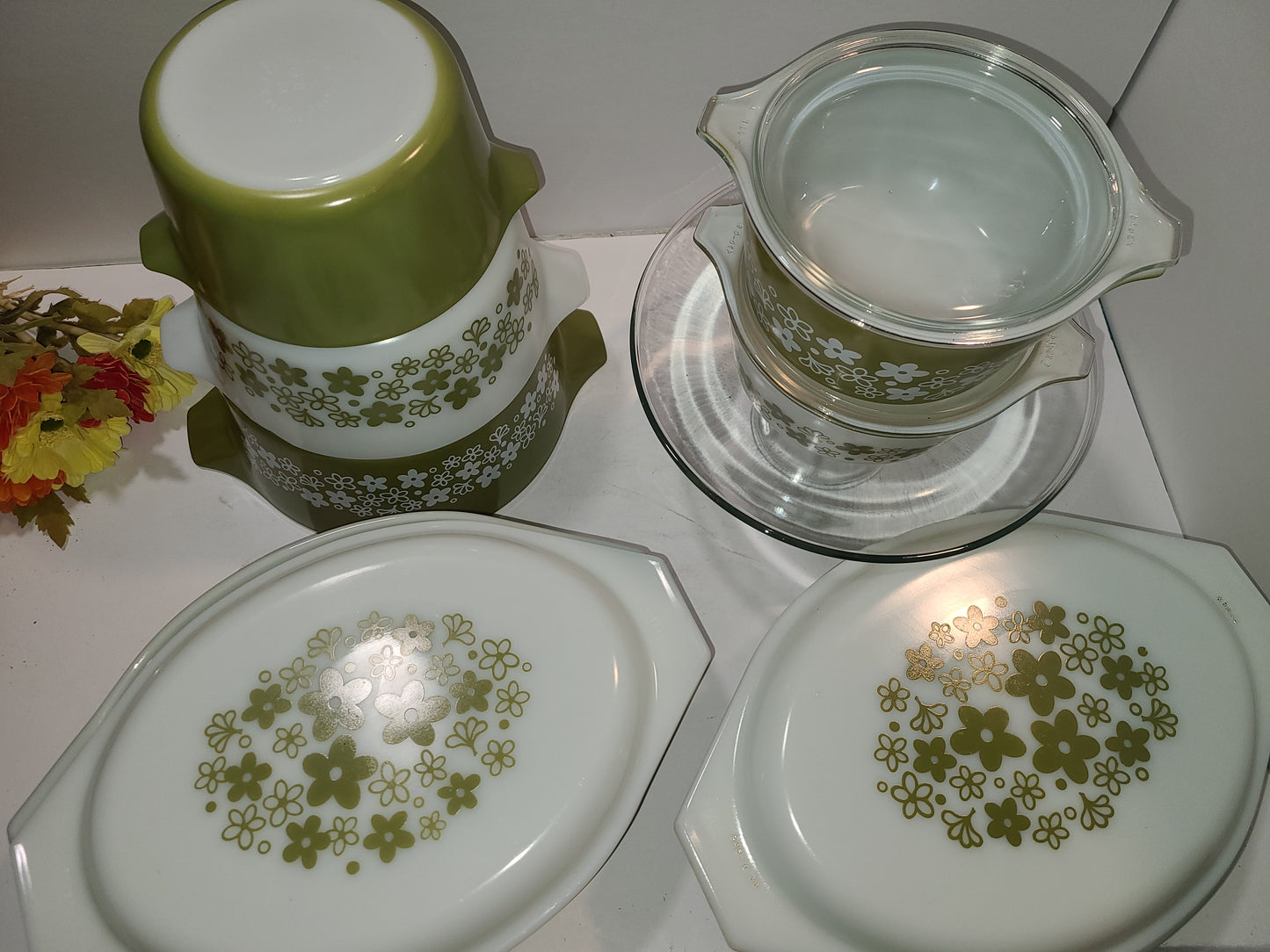 Pyrex Daisy Casserole dish
